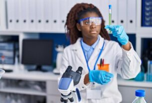 cientista afro americana segurando tubo de ensaio no laboratorio 839833 8926