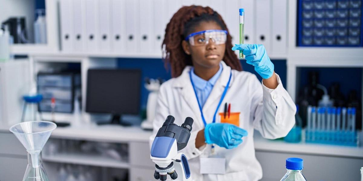 Última chamada: Prêmio nacional reconhece pesquisadoras brasileiras com até R$ 60 mil 1 cientista afro americana segurando tubo de ensaio no laboratorio 839833 8926