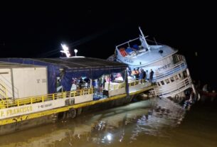 g1 embarcacao naufraga parcialmente