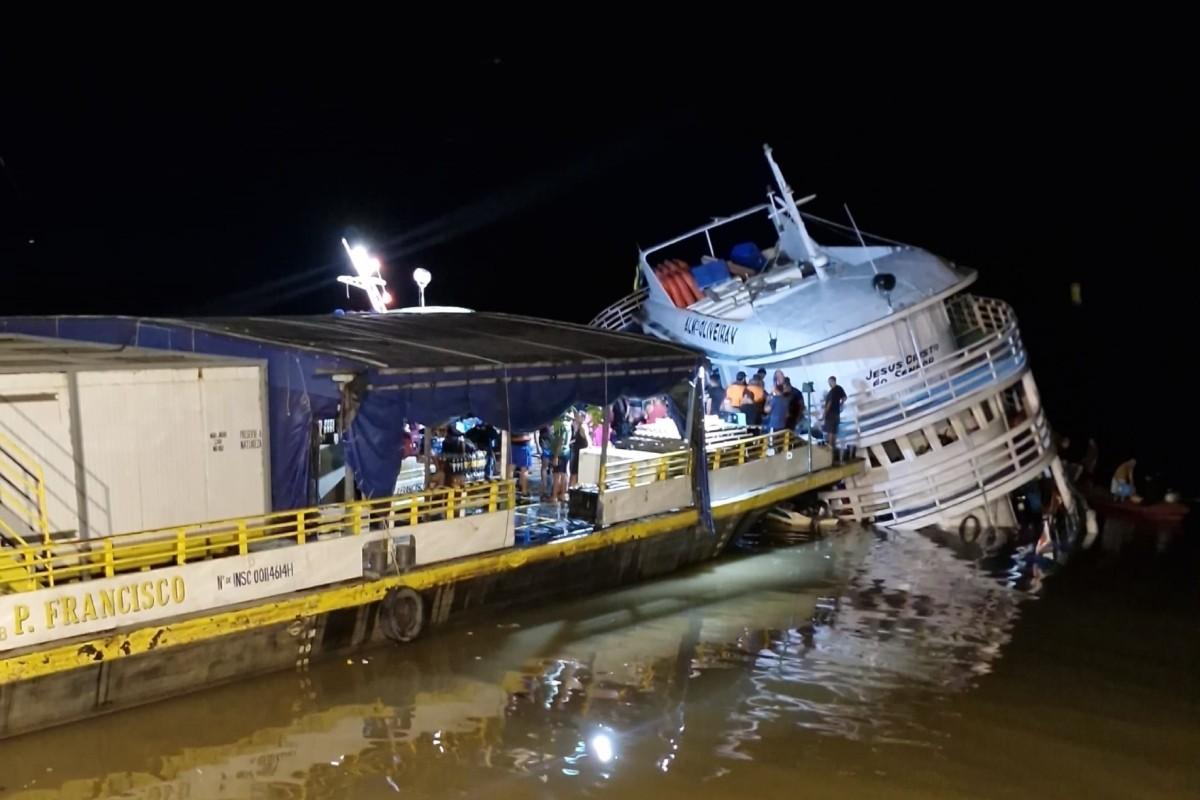g1 embarcacao naufraga parcialmente