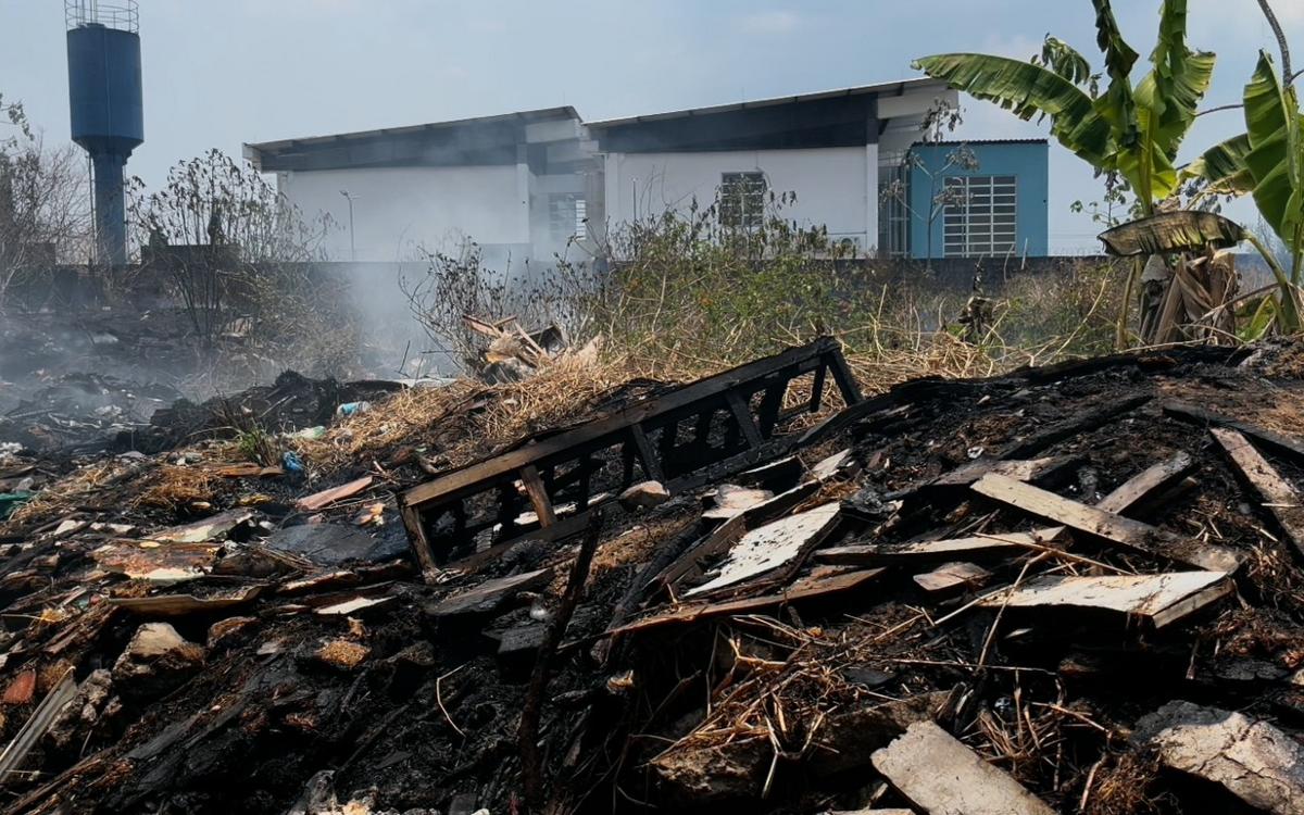 Fumaça e queimadas forçam fechamento de unidade de saúde na Zona Norte de Manaus 1 incendio em vegetacao 2