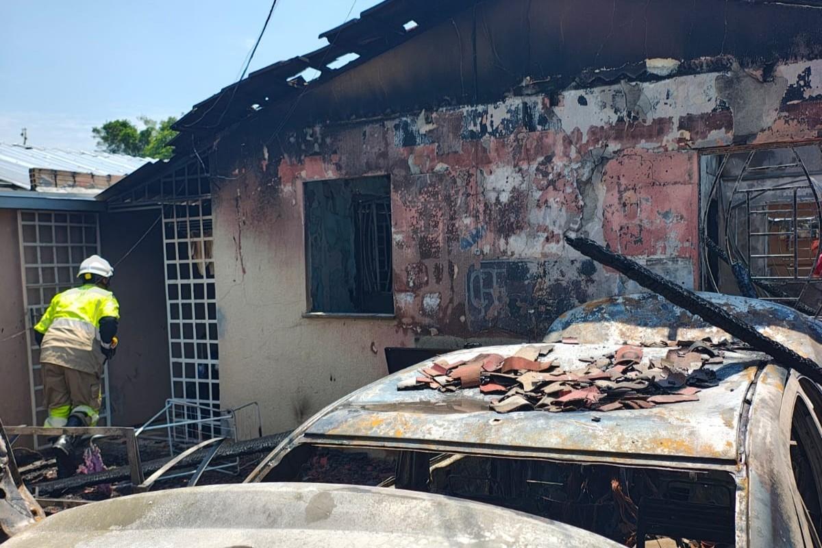 Incêndio destrói casa e deixa morador ferido na Zona Norte de Manaus 1 incendio2