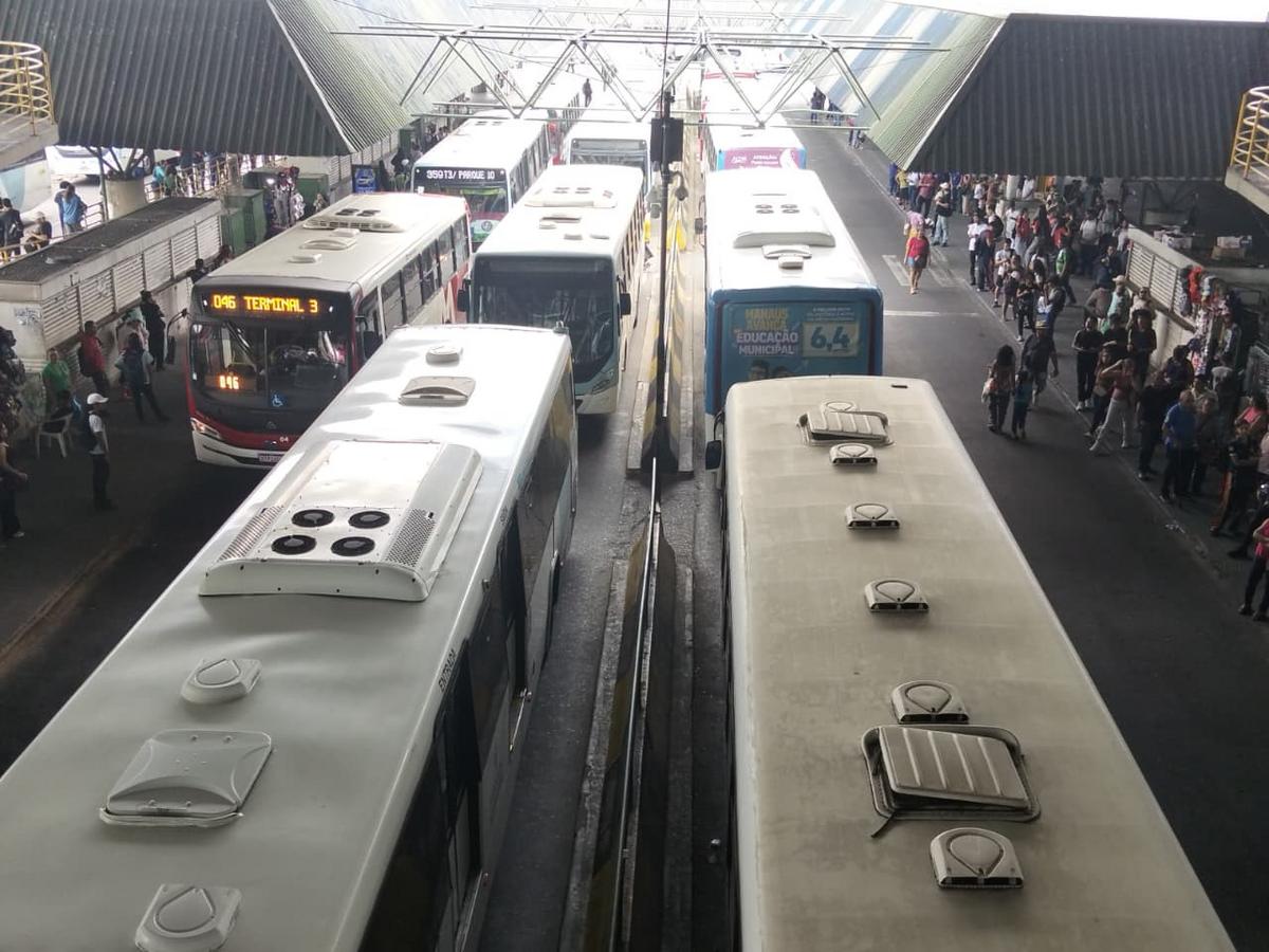 Caos no transporte: Motoristas e cobradores param atividades nesta terça-feira em Manaus 1 linhas de onibus paradas no terminal 3 durante greve nesta terca feira 22 foto karla melo rede amazonica