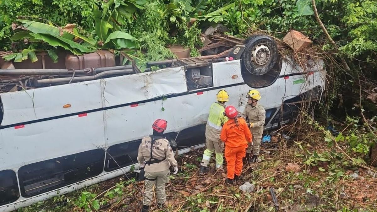 Acidente na BR-174: quatro passageiros de micro-ônibus permanecem internados 1 micro onibus cai em ribanceira na br 174 e deixa 17 pessoas feridas no am foto divulgacao cbmam 2