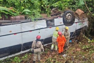 micro onibus cai em ribanceira na br 174 e deixa 17 pessoas feridas no am foto divulgacao cbmam