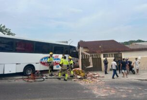 micro onibus colide com muro de casa na zona centro oeste de manaus foto jucelio paiva rede amazonica