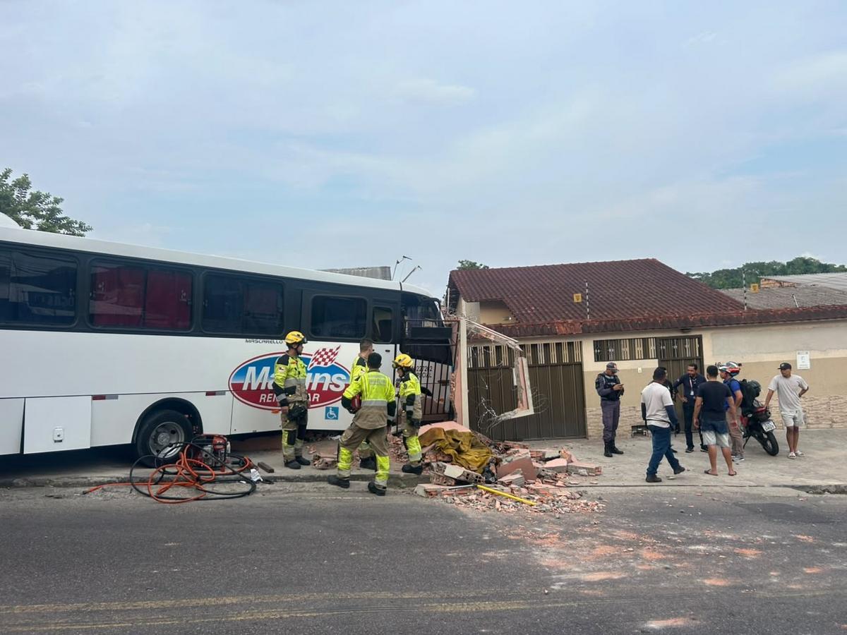 Motorista de micro-ônibus fica preso às ferragens após bater contra muro no bairro Redenção 1 micro onibus colide com muro de casa na zona centro oeste de manaus foto jucelio paiva rede amazonica