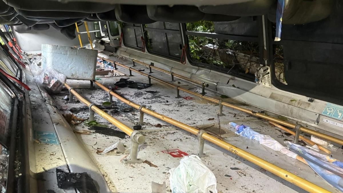 micro onibus ficou de cabeca para baixo apos cair em ribanceira na br 174 em presidente figueiredo foto divulgacao cbmam