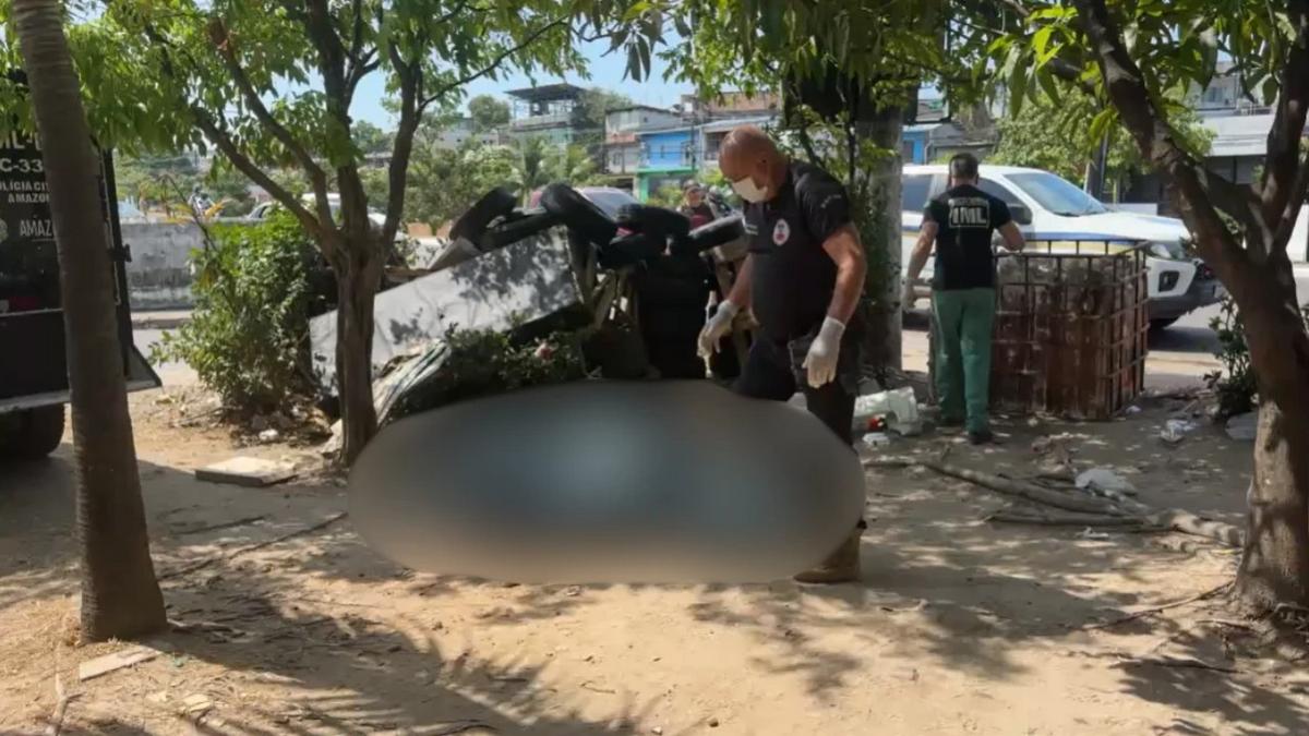 Cena de horror: corpo de mulher é encontrado amarrado e dentro de saco em Manaus 1 mulher e encontrada morta dentro de saco plastico com maos amarradas em manaus foto reproducao redes sociais