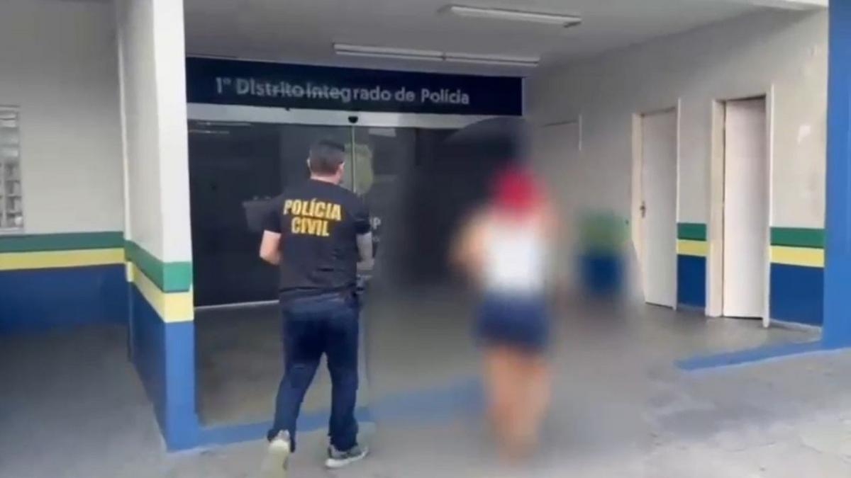 Golpista é presa em Manaus por falsificar documentos para contratar serviços básicos 1 mulher e presa suspeita de falsificar documentos para contratar servicos de agua luz e internet em manaus foto reproducao pc am