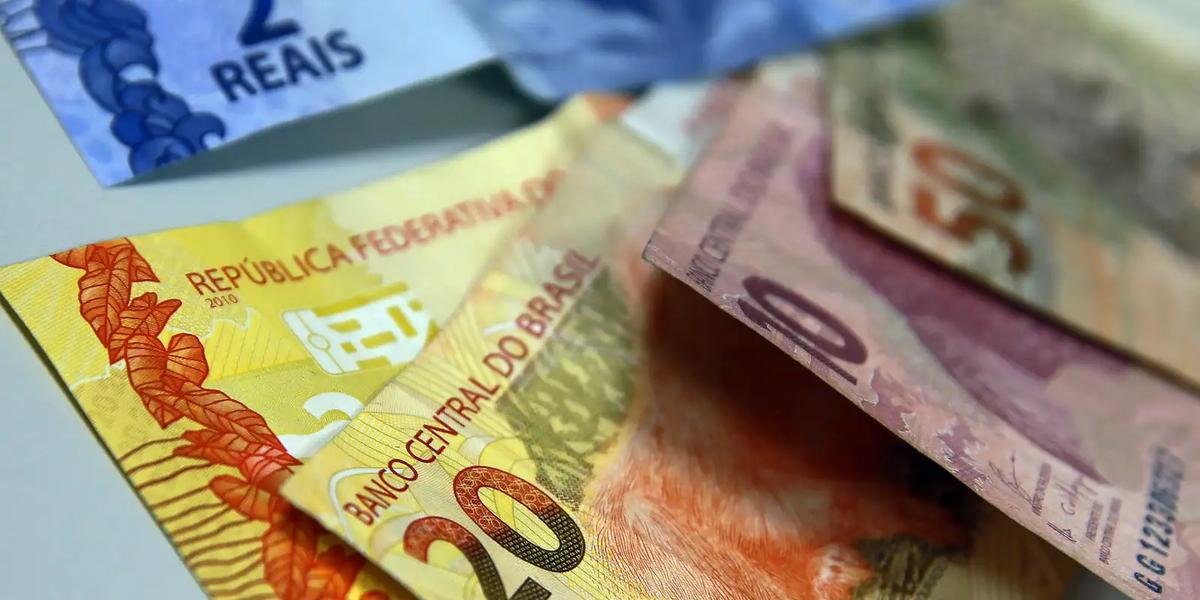 Crédito mais caro: Juros para famílias sobem e inadimplência alcança 6% no Brasil 1 real moeda 020120a84t47195205