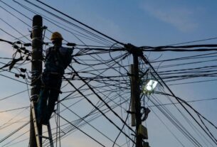 trabalhador realiza manutencao na rede eletrica em manaus foto reproducao mpam