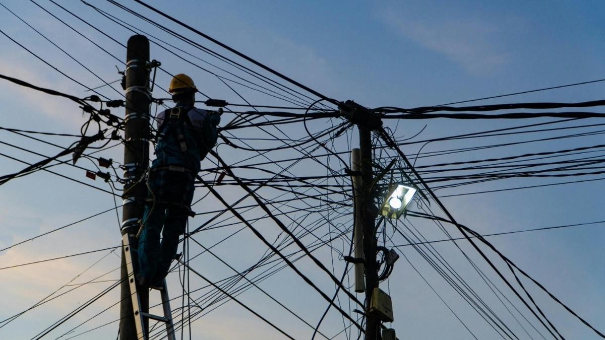 MP investiga se troca de cabos de energia em Manaus causa prejuízo e risco aos consumidores 1 trabalhador realiza manutencao na rede eletrica em manaus foto reproducao mpam