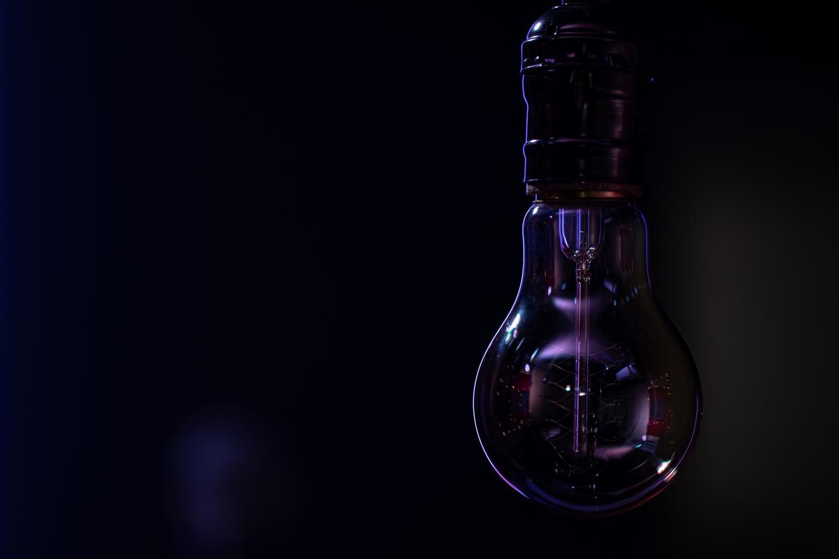Manaus no escuro: Falha no sistema de alta tensão deixa nove bairros sem energia 1 uma lampada nao luminosa paira no espaco da copia de fundo desfocado escuro