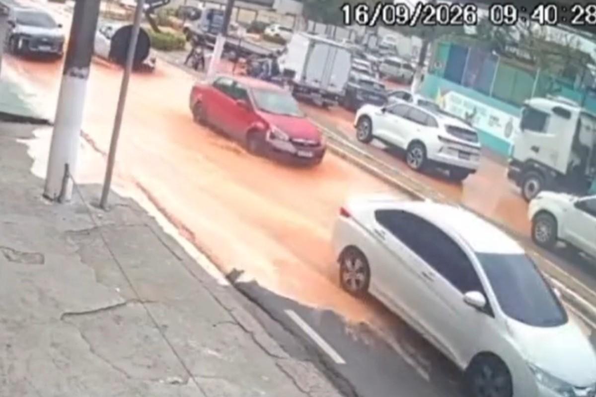 Rompimento de tubulação causa alagamento e interdita vias na Zona Oeste de Manaus 1 vazamento av. 2