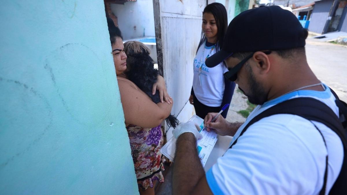 Manaus inicia força-tarefa para vacinar 282 mil cães e gatos contra a raiva 1 visita de casa em casa durante campanha municipal de vacinacao antirrabica animal de 2026 foto divulgacao semsa