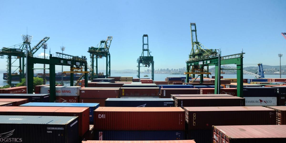 Balança comercial brasileira dispara e registra superávit de US$ 7,74 bilhões em setembro 1 24012014 porto do rio 7 1