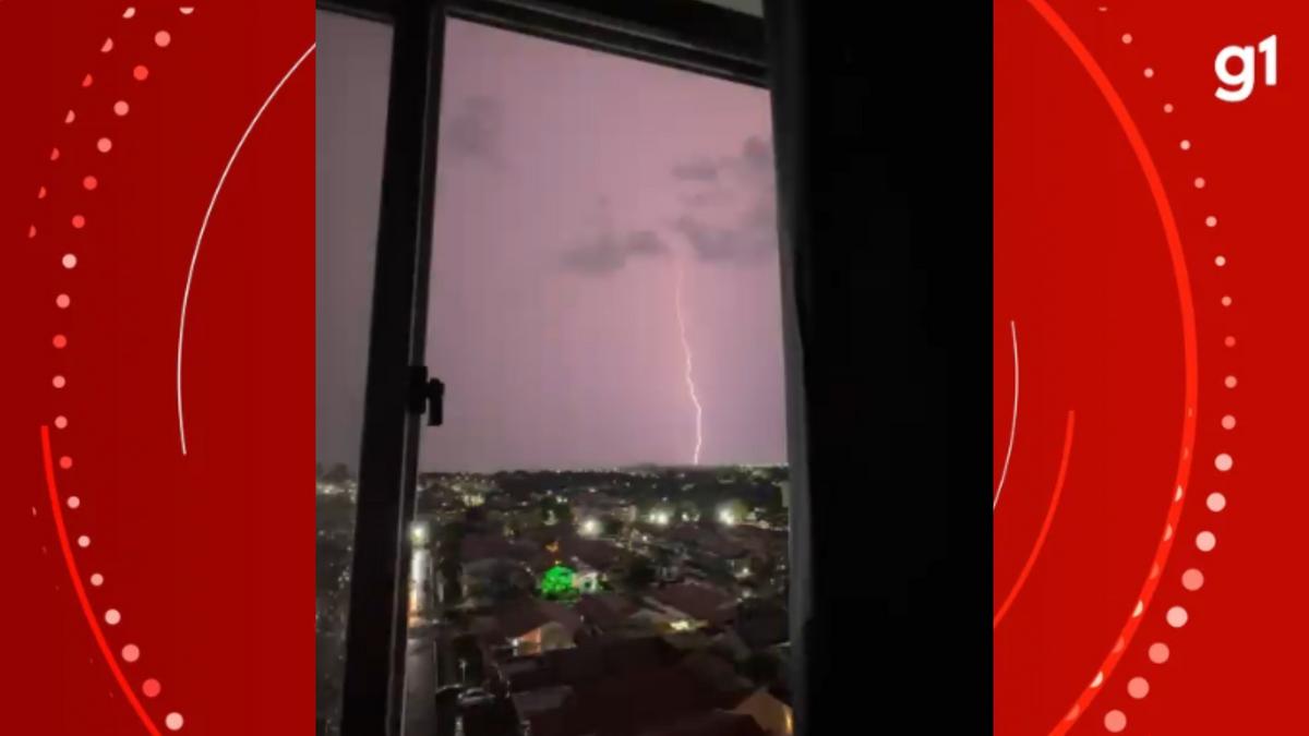 chuva acompanhada de raios e trovoes e registrada na noite de quarta feira 21 foto sergio de andrade