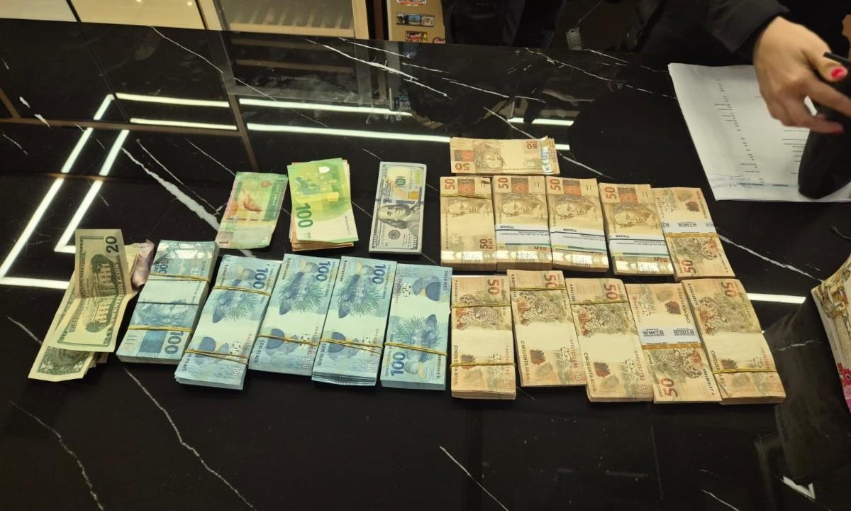 PF encontra R$ 100 mil e placas de viaturas na casa de ex-secretário de Segurança do Amazonas 1 dinheiro em especie e apreendido na casa do ex secretario de seguranca do am
