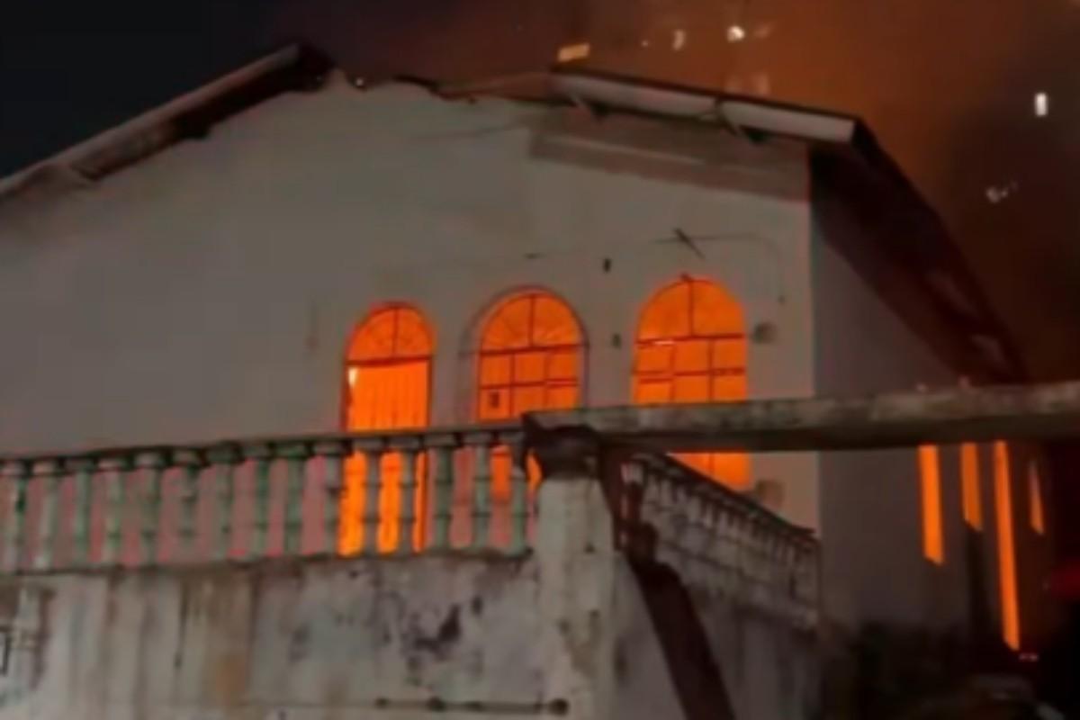 Incêndio de grandes proporções mobiliza Bombeiros no bairro Aleixo 1 g1 incendio casa