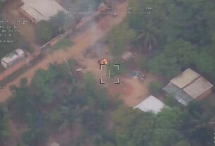 imagens de drone flagram suspeitos ateando fogo proximo a residencias no amazonas