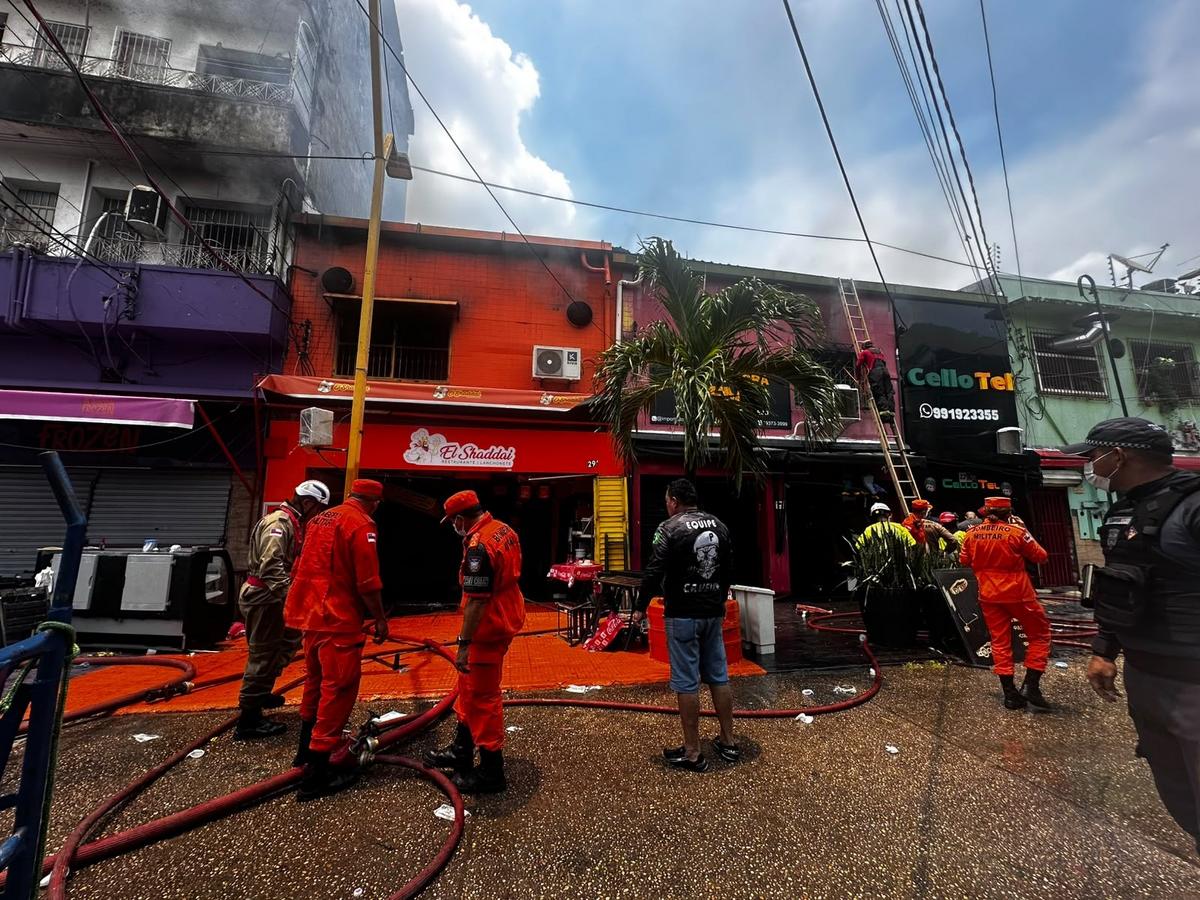 Caos no Centro: Homem é preso por tentativa de saque durante incêndio em Manaus 1 incendio que atingiu predios no centro de manaus esta confinado mas nao foi extinto diz comandante dos bombeiros foto jadson lima g1 am