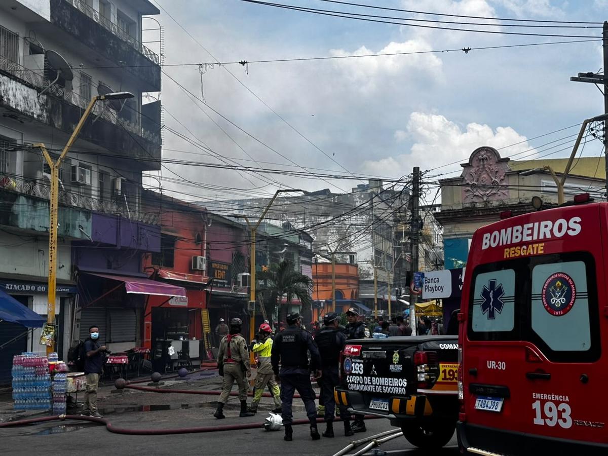 incendio que atingiu predios no centro de manaus esta confinado mas nao foi extinto diz comandante dos bombeiros