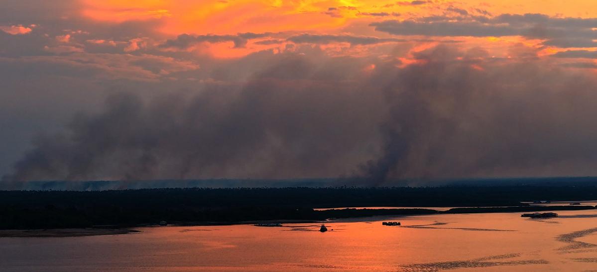 Bombeiros controlam incêndio que deixou rodovia AM-070 encoberta por fumaça em Iranduba 1 incendio que encobriu trecho da am 070 com fumaca em cacau pirera foto alcides neto