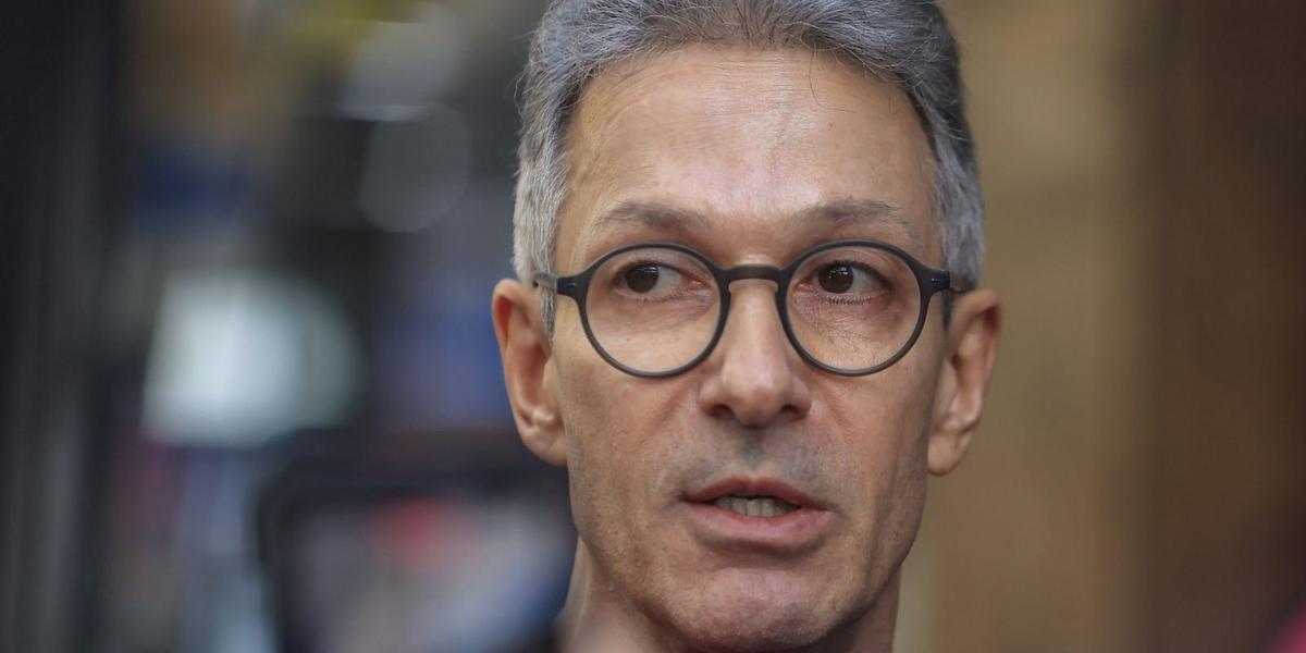 TRE-MG abre investigação contra Romeu Zema por uso de celular na cabine de votação 1 int4002.jpg