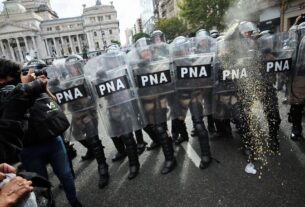 protesto contra cortes de pensoes na argentina reuters