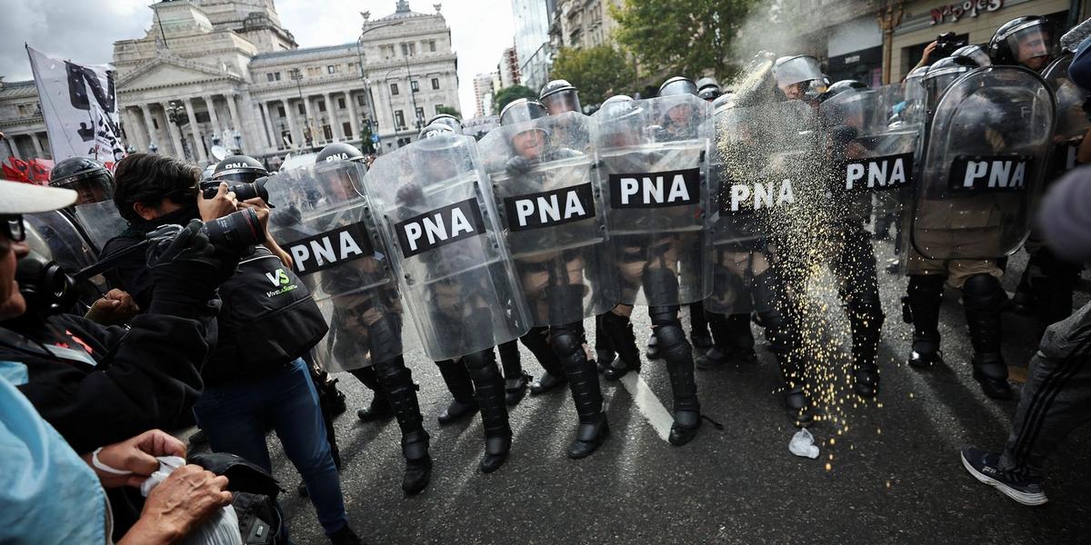 Modelo argentino: Ajuste de Milei corta pela metade novas aposentadorias 1 protesto contra cortes de pensoes na argentina reuters