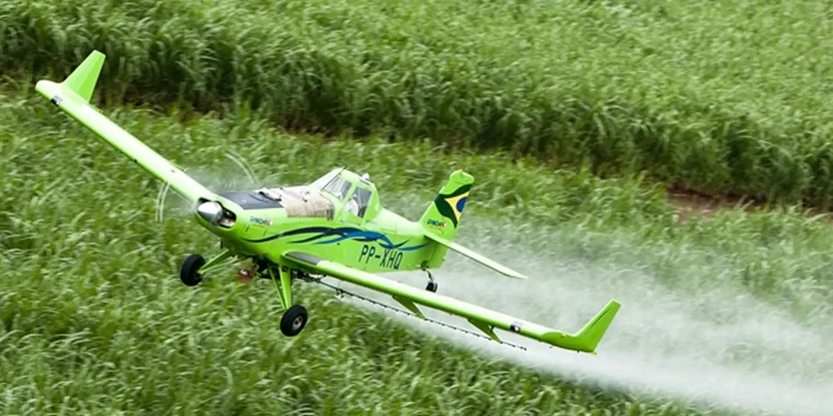 Brasil na mira: país é segundo maior destino de agrotóxicos banidos na Europa 1 pulverizacao aerea