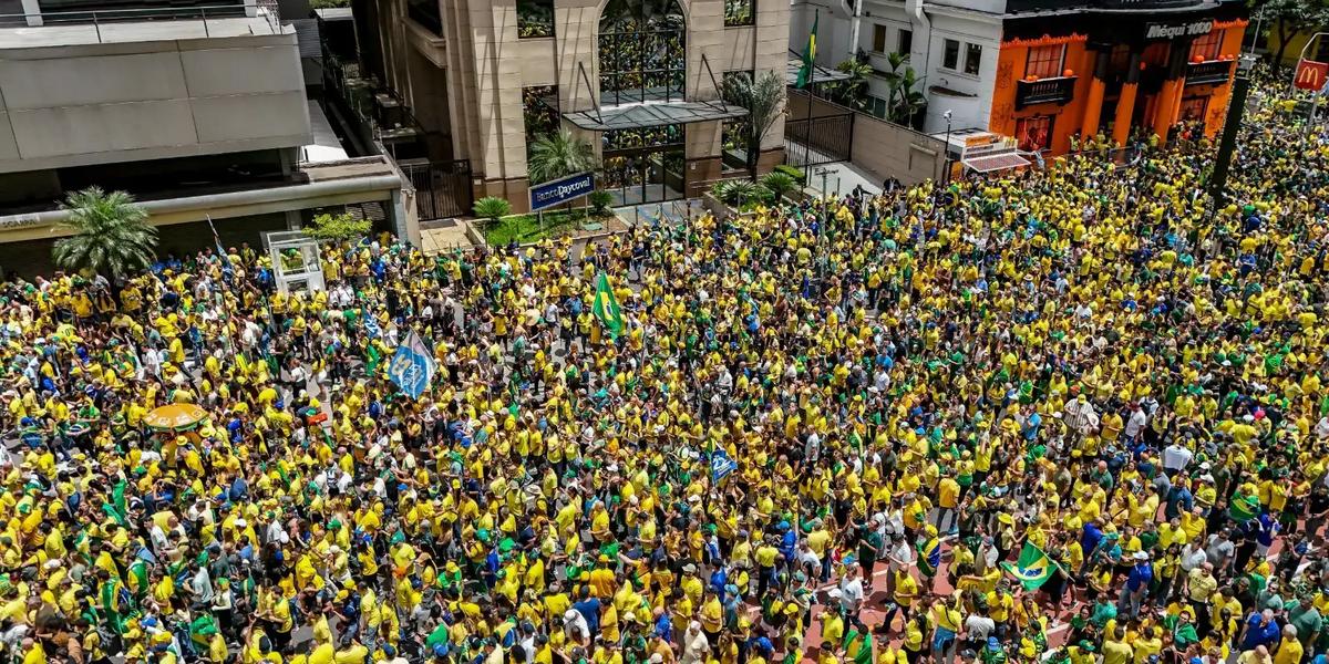 Reta final: Flávio Bolsonaro mobiliza apoiadores em ato na Avenida Paulista 1 raf2559 13 0