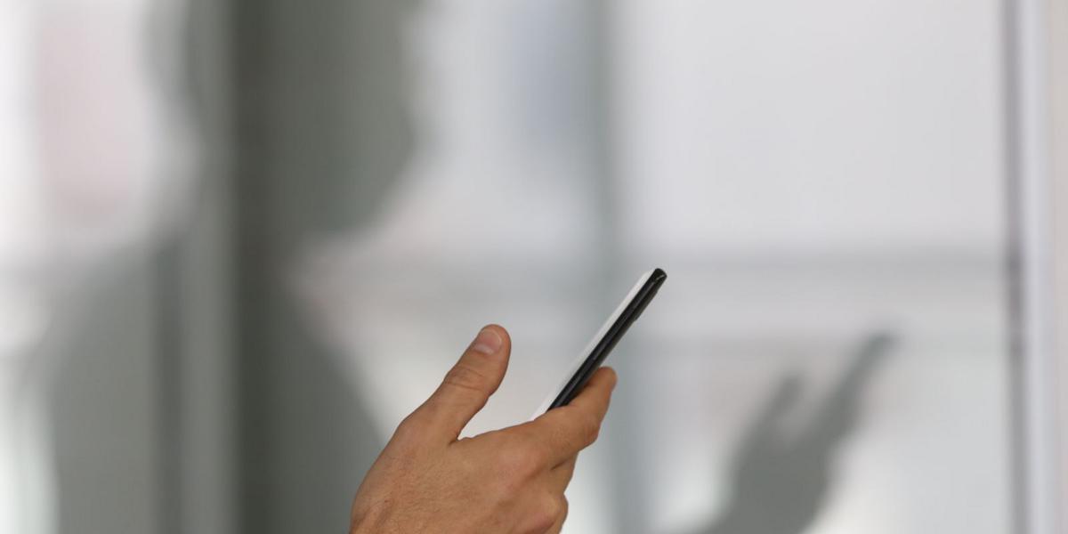 Justiça Federal barra operação da Stake Brasil e mantém bloqueio de bets 1 uso de smartphone e celular050720211238